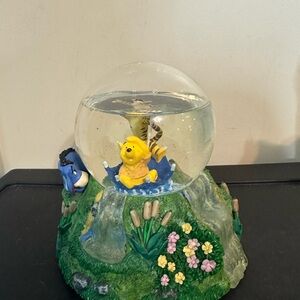 WINNIE THE POOH SNOWGLOBE